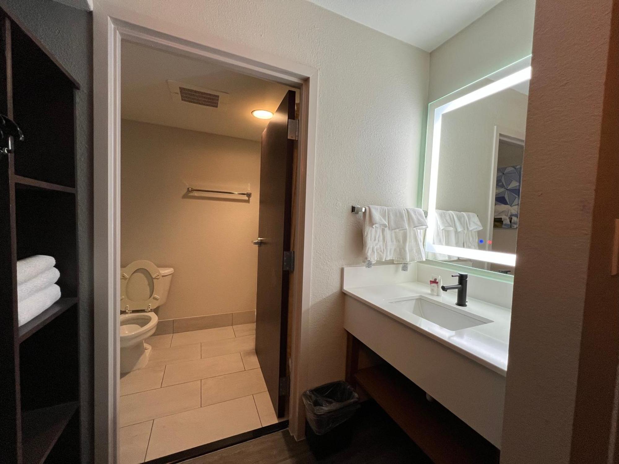 Hotel Country & By Radisson, Lsu - Medical Corridor