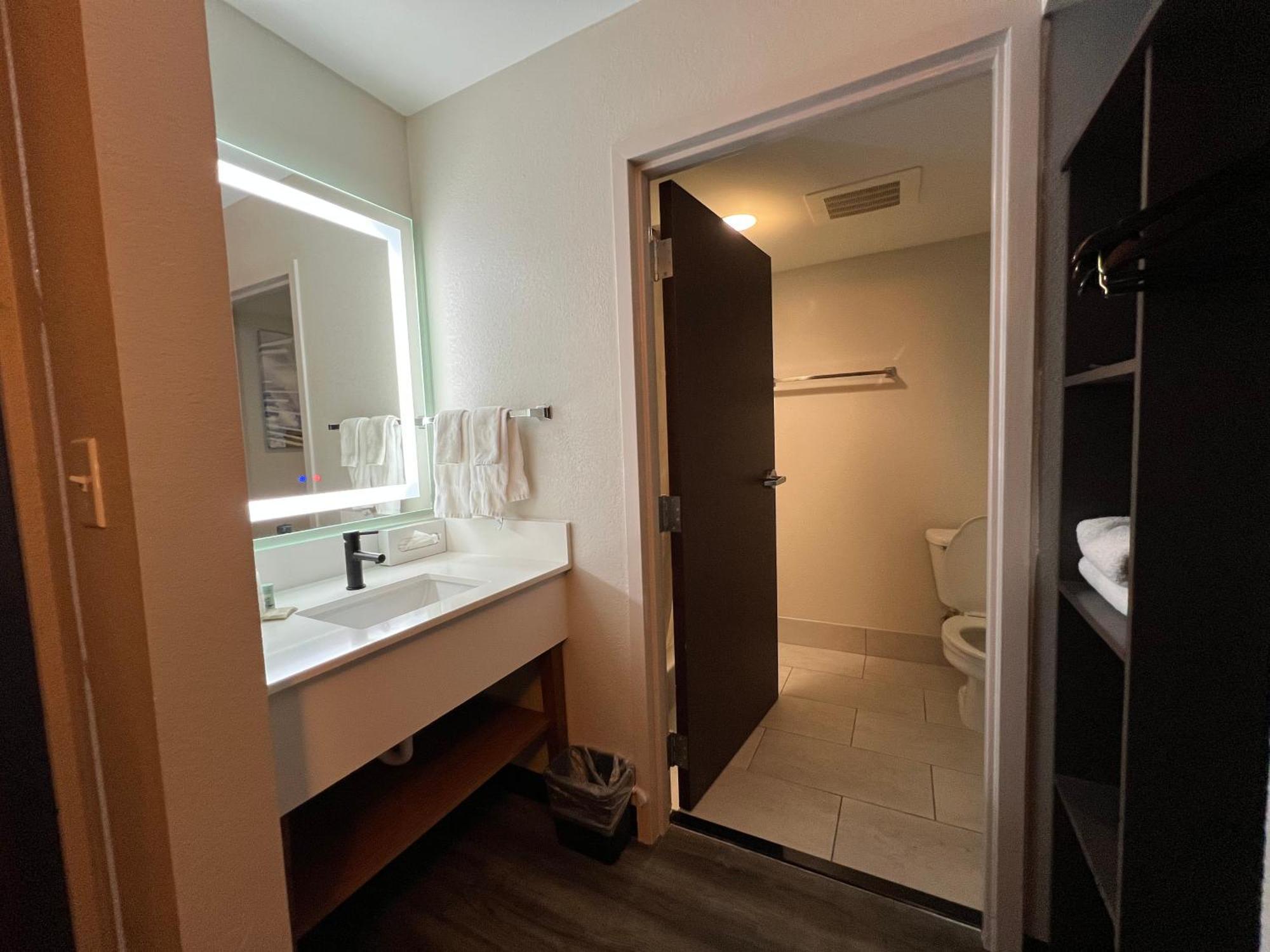 Country & By Radisson, Lsu - Medical Corridor 3*