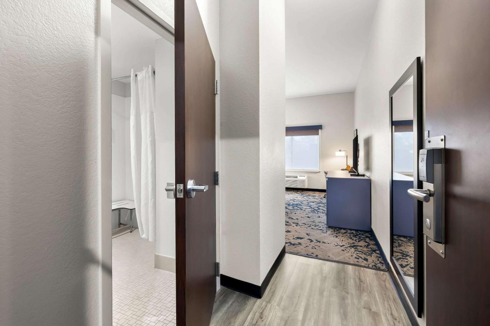 Country & By Radisson, Lsu - Medical Corridor